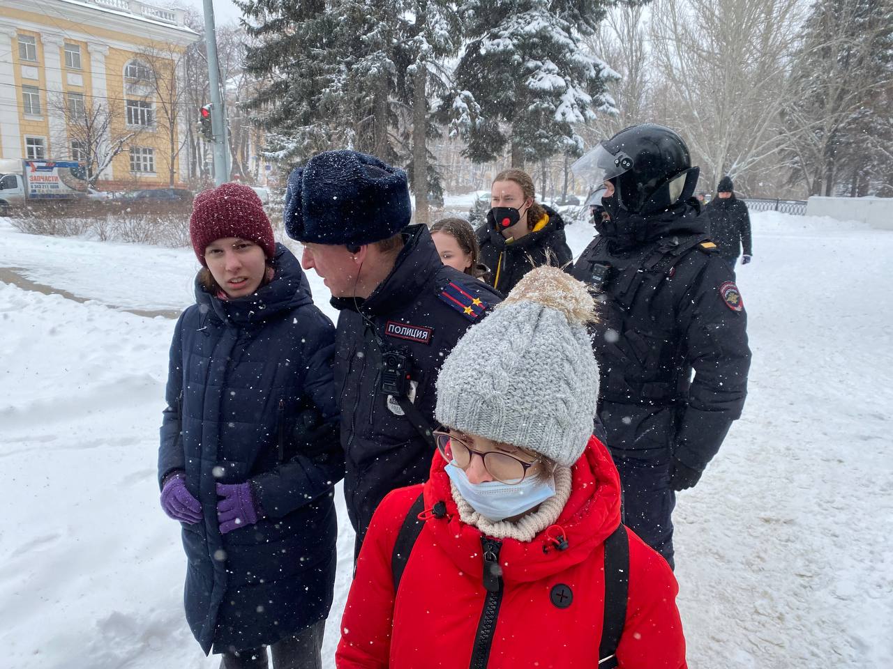 Около 10 людей. Несанкционированные митинги картинки. Митинг в Екатеринбурге сегодня. Екатеринбург фото людей.