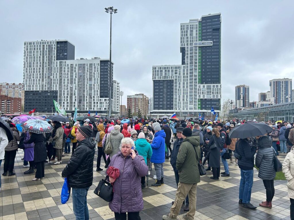 В Екатеринбурге прошел Первомайский митинг-концерт | 01.05.2024 |  Екатеринбург - БезФормата